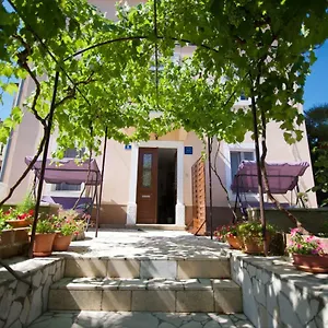 https://apartmani-loreta.primorje-gorskikotar.com